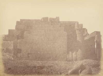 (Vista ravvicinata del retro del Ramasseum) da Théodule Devéria